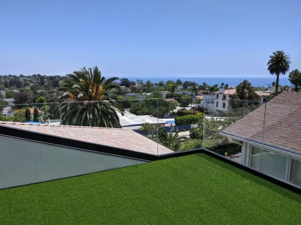 Rooftop turf with palm tree and ocean view at Marquez Terrace